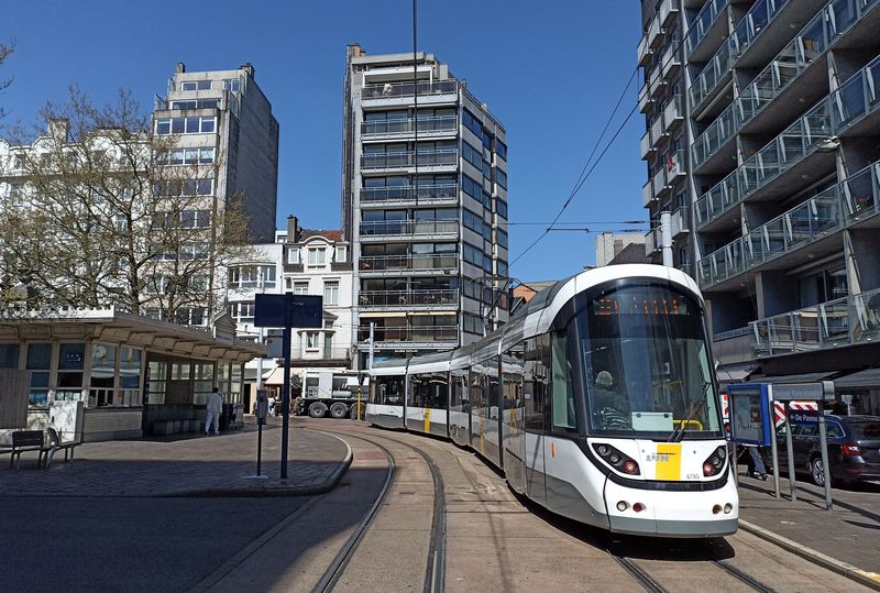 Tramvaj CAF proplétající se centrem Ostende. Tudy jezdí tramvaje v hlavní sezonì každých 5 minut – k desetiminutovému základnímu intervalu v celé trase se pøidávají mezi 10. a 18. hodinou vložené spoje mezi Ostende a Westende, což je asi pùlhodinový úsek v centrální èásti trasy.
