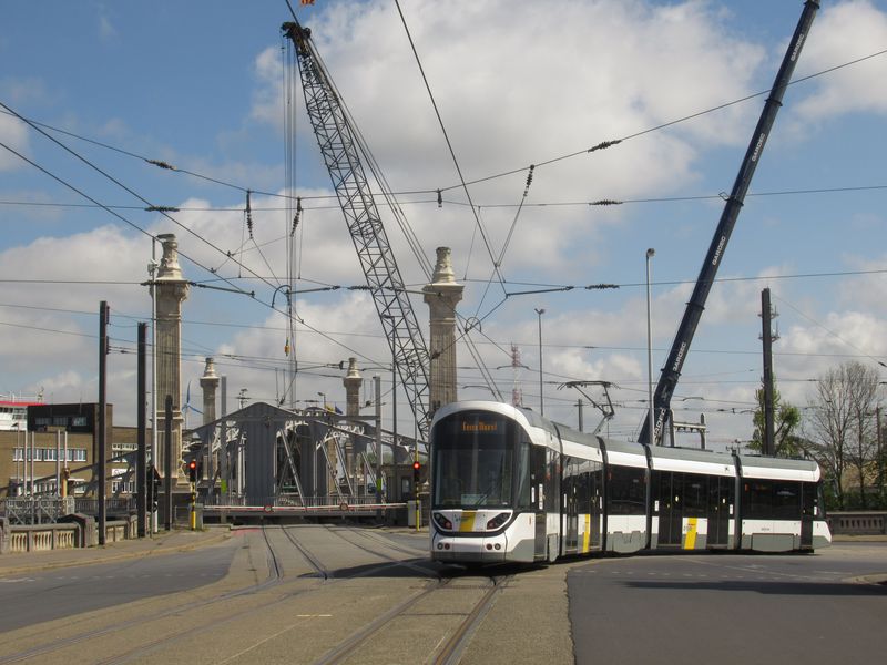 I zde v Ostende si mùže tramvaj vybrat mezi dvìma mosty pøes místní vodní kanál, aby se co nejménì zdržovala. Ostende má 70 000 obyvatel a leží zhruba uprostøed belgického pobøežního pásu i uprostøed pobøežní tramvajové linky.