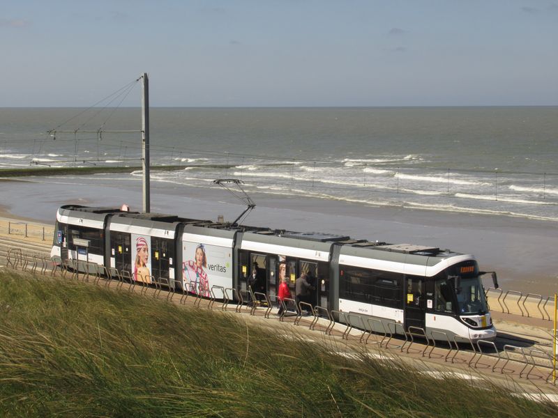 Jedna z 48 nových pìtièlánkových tramvají CAF na nejoblíbenìjším úseku mezi Ostende a Westende v tìsném sousedství místních pláží. Nové tramvaje jsou o nìco málo delší než ty pùvodní (31,5 metru). Stejnì jako starší typ mají maximální rychlost 80 km/h.