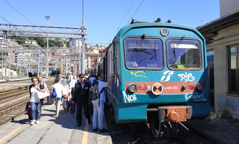 Tento regionální elektrický vlak vyjíždí z La Spezie a pokraèuje hornatou tratí na sever do Parmy, kde lze pøestoupit na hlavní tra� Milán – Boloòa.