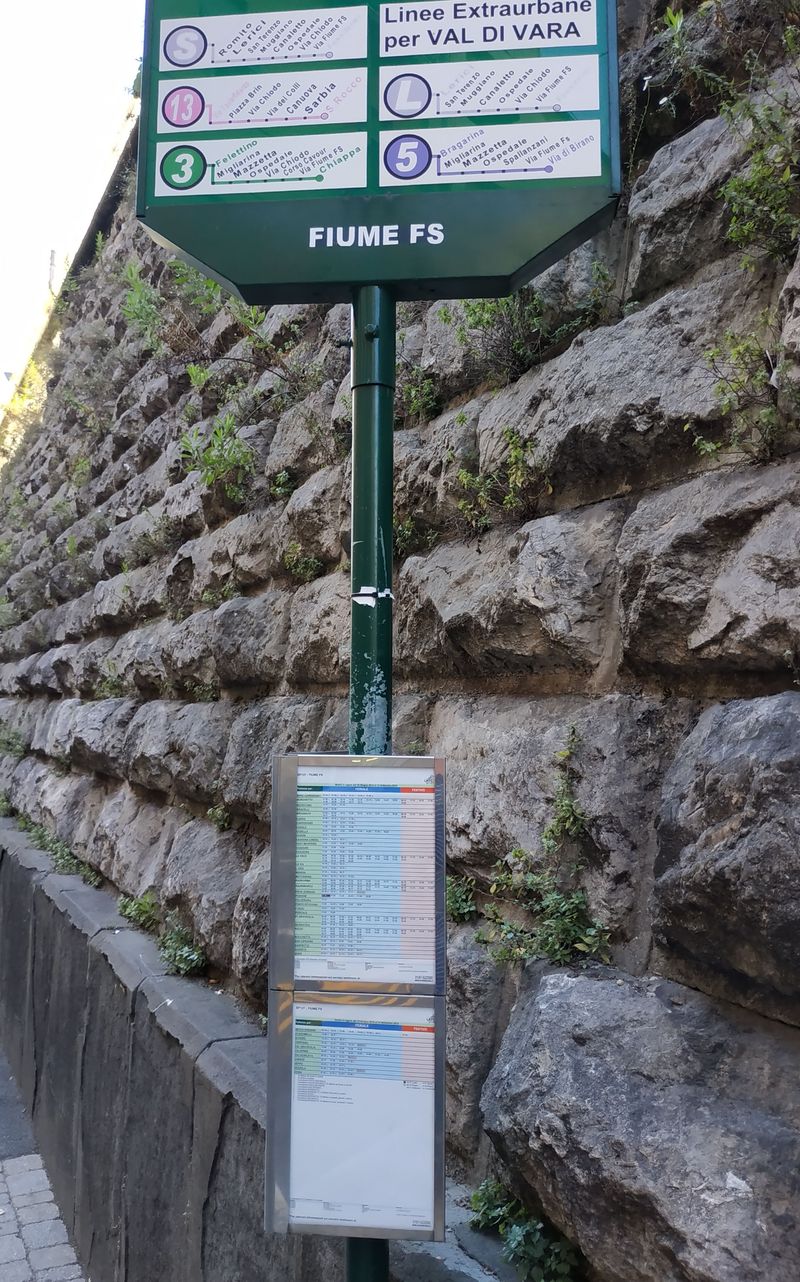 Oznaèník autobusové zastávky poblíž hlavního vlakového nádraží na ulici o úroveò níže, než leží nádražní budova. Kromì trolejbusové linky 3 tudy projíždí také dvì páteøní autobusové linky (5, 13) a dvì pøímìstské (L, S).
