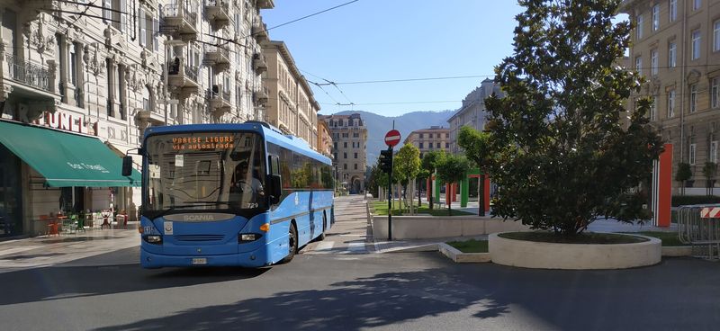 Centrální autobusovo-trolejbusovou ulici v pravoúhlém centru mìsta využívají spolu s „oranžovými“ mìstskými také „modré“ regionální autobusy. Nicménì i oranžové autobusy místního dopravního podniku zajiš�ují dopravu i do pomìrnì vzdálených mìst v okolí, a to linkami oznaèenými písmeny.