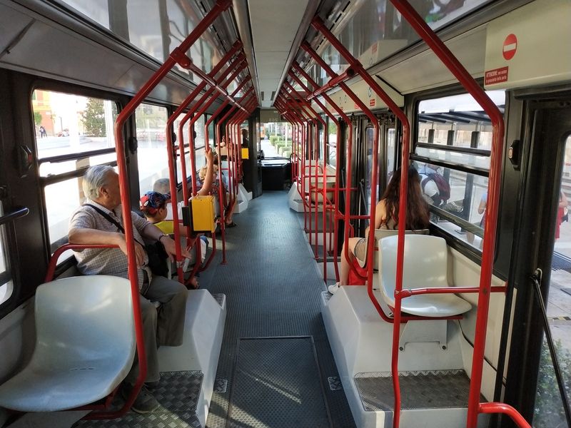 Typicky italský interiér trolejbusu Breda z roku 1988 s minimem sedadel a maximálním prostorem pro stojící cestující. Z pùvodních 14 se jich dochovalo 5 a jezdí pouze na lince 1 (na linku 3 nemohou kvùli nové koneèné bez trolejí).