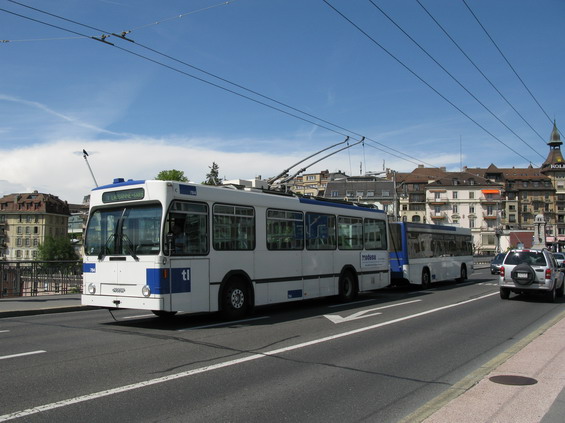 A ještì jeden trolejbus s vlekem na mostì severozápadnì od centra.