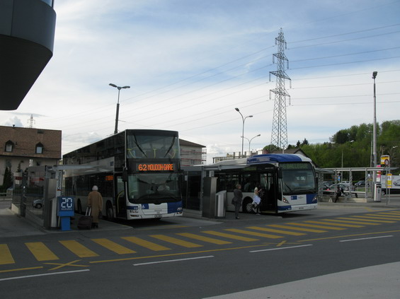 Koneèná stanice metra M2 "Croisettes" na severu mìsta. Odtud odjíždìjí také zde neobvyklé dvoupatrové autobusy.