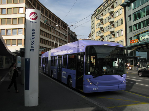 Nejvíce zastoupený kloubový trolejbus má znaèku Hess. Toto je reklamní nátìr, vìtšina trolejbusù má jednotný modrobílý kabát.
