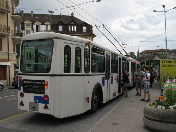 Lausanne je specifické hustým provozem trolejbusù - na nìkolika linkách navíc s vlekem. Toto je nejstarší typ trolejbusového vleku, i pøes pokroèilé stáøí v perfektním stavu. Tøetí dveøe byly pøi modernizaci zaslepeny.