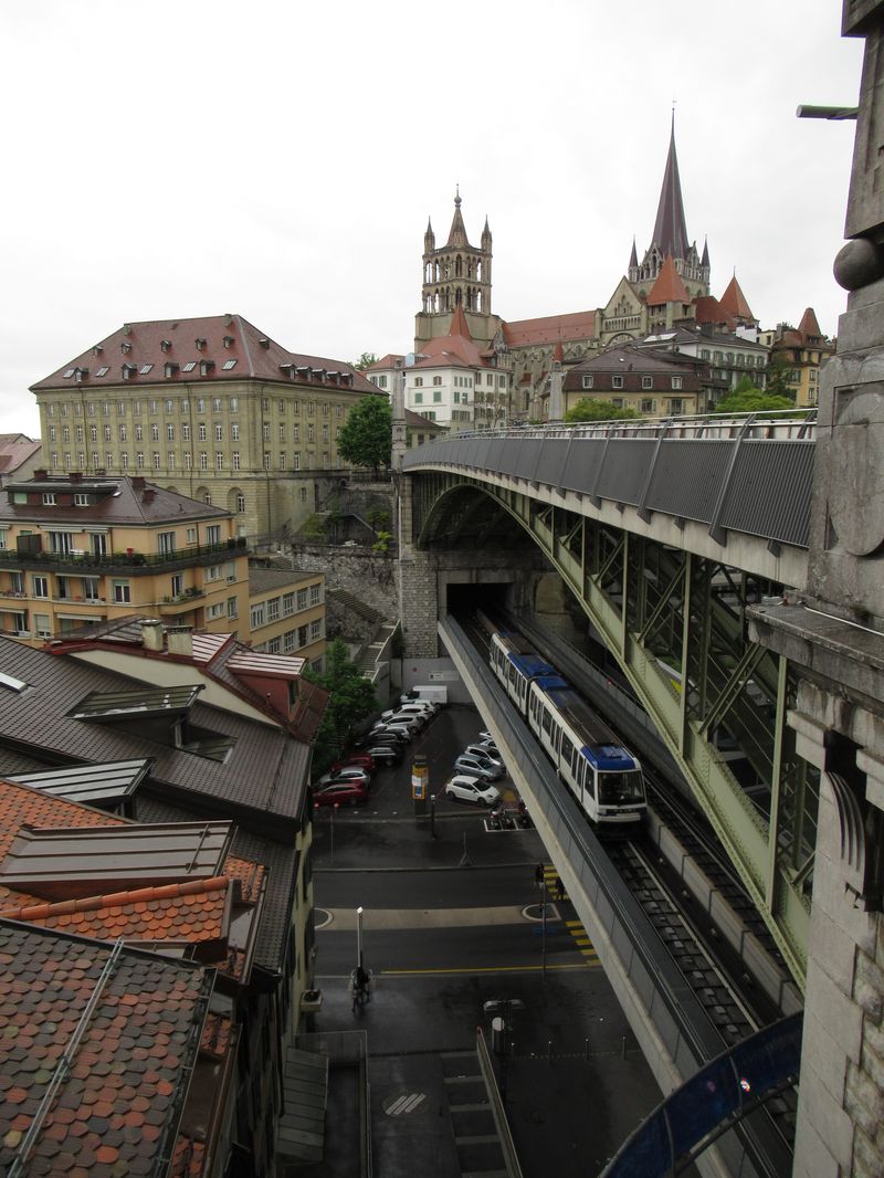 Velmi sklonovì nároèné historické centrum Lausanne je protkáno veøejnou dopravou v nìkolika úrovních vèetnì automatického metra M2. Jeho provoz je velmi spolehlivý, problémy však nìkdy bývají s prudkým dobržïováním do stanic.