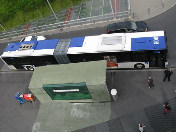 Jednotný modrobílý nátìr lausannské MHD lze obdivovat i z ptaèí perspektivy. Autobusy zde jezdí vìtšinou kloubové a od výrobcù Van Hool a Mercedes-Benz.
