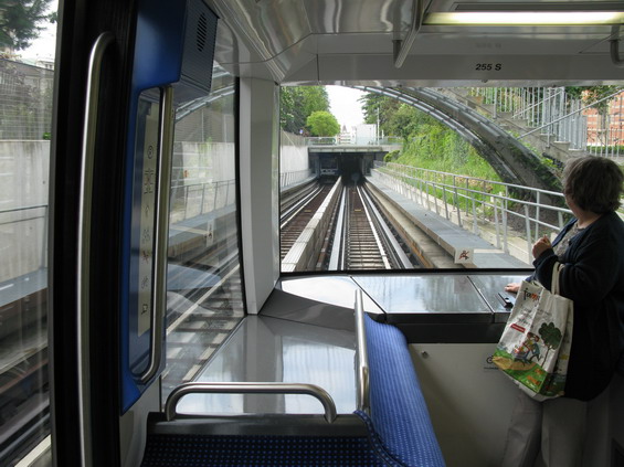 Výhled na tra� z vozu metra M2, jezdí úplnì samo. V èásti trasy mezi pobøežím ženevského jezera a hlavním nádražím je tra� odkrytá.