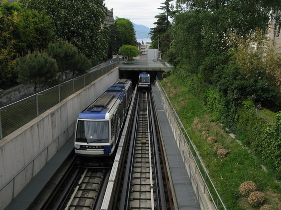 Metro M2 využívá stopy pùvodní lanovky, pozdìji pøemìnìné na zubaèku, kterou v roce 2008 vystøídalo automatické metro na pneumatikách.