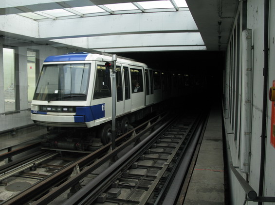 Výjezd z nejstarší èásti trasy - jednokolejného tunelu pod hlavním nádražím, kudy vedla pùvodní pozemní lanovka.
