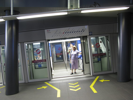 Stanice metra M2 pod hlavním nádraží leží ve sklonu témìø 12%. Neobvyklé, ale funkèní øešení. Celkové pøevýšení linky M2 pøevyšuje 300 m.