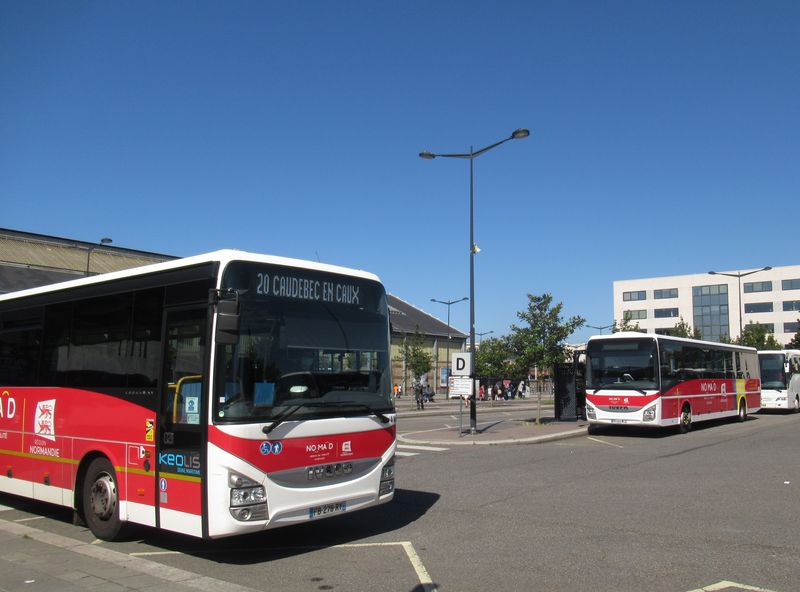 Vedle vlakového nádraží je i nádraží autobusové pro regionální a dálkové spoje. Stejnì jakou v sousedním Rouenu zde jezdí regionální autobusy (pøevážnì model Crossway od Iveca) v barvách regionu Normandie.