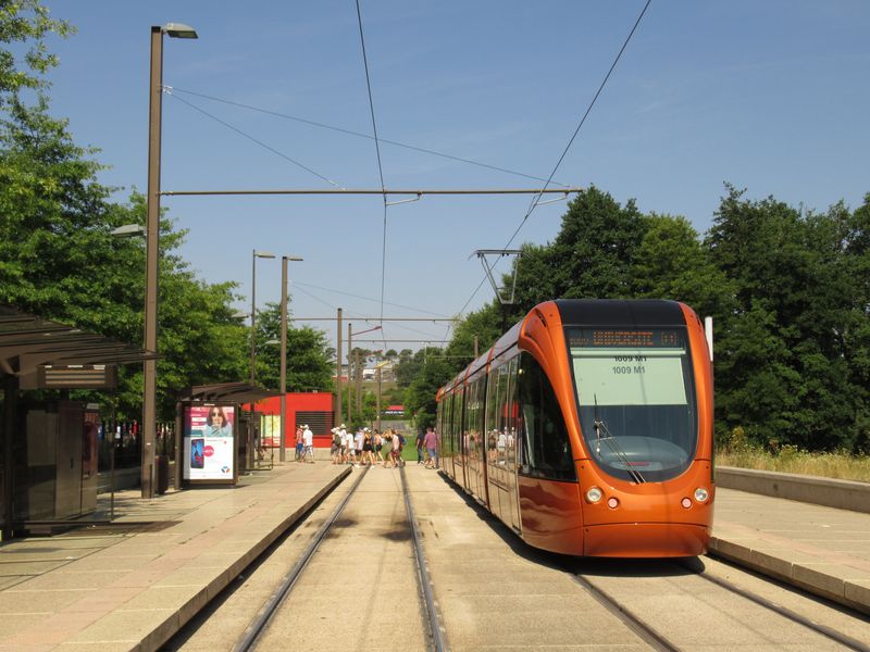 Jižní koneèná linky T1 „Antarés - MMArena“ u slavného automobilového závodištì. V dobì poøádání závodù je linka T1 posílena. Nedaleko této koneèné leží zdejší jediná tramvajová vozovna.