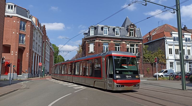 Ètyøvozová tramvaj Breda s designem od Pinifariny míøí na koneènou linky T v dìlnickém pøedmìstí Tourcoing. Lille je jedním z mála francouzských mìst, kde jezdí tramvaje bez pøerušení v druhé polovinì 20. století.