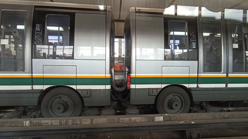 Detail podvozku dvouvozové soupravy metra VAL. Na konci každého vozu je jednonápravový podvozek s pneumatikami.