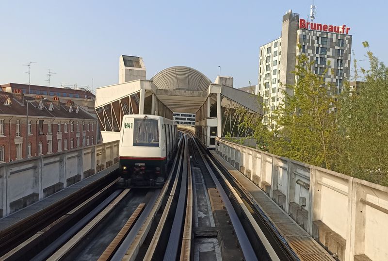 Jižnì od centra Lille se nacházejí tøi nadzemní stanice na trase linky 2. I na lince 2 jezdí starší soupravy typu 206.