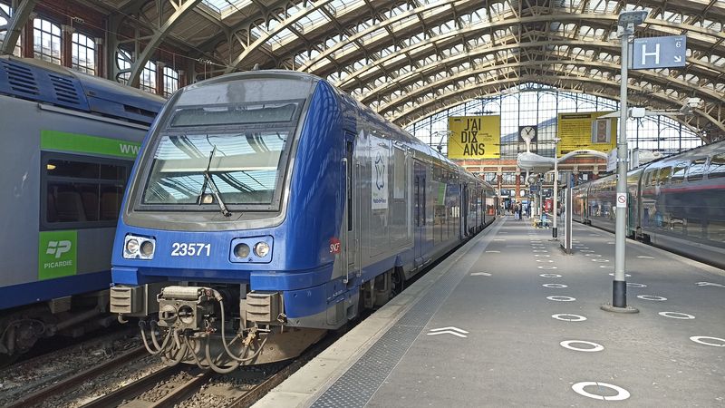 Z hlavového nádraží Flandres v centru Lille odjíždìjí pøímìstské vlaky i linky do vzdálenìjších mìst. Pøímìstské linky jsou oznaèeny písmeny C, K a P a èísly od 40 do 83. Takových linek je tu 15 a ty hlavní jezdí v intervalu 30-60 minut.