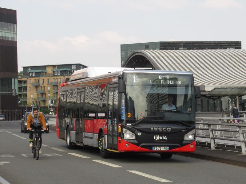 Flotila standardních autobusù byla nejnovìji obnovena plynovými Urbanwayi od Iveca. Zde poblíž nádraží Europe pro vysokorychlostní vlaky.