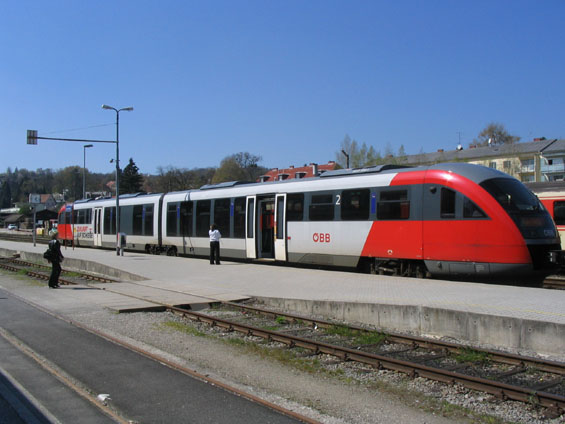 Desiro od Siemensu jezdí na regionálních motorových vlacích. Na nádraží Mühlkreis konèí vlaky od severozápadu.