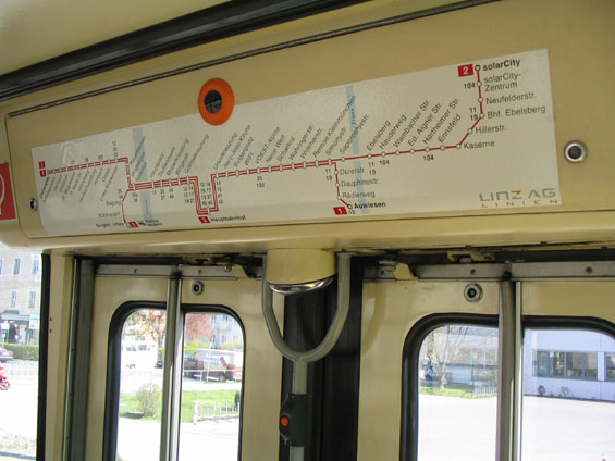 Nad každými dveømi v tramvaji najdete schéma tramvajové dopravy v Linzi vèetnì pøestupù na autobusy a trolejbusy.