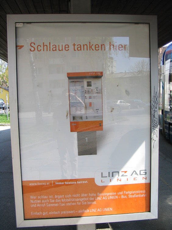 Propagaèní plakáty podporují mìstskou dopravu sloganem "Chytøí tankují zde".
