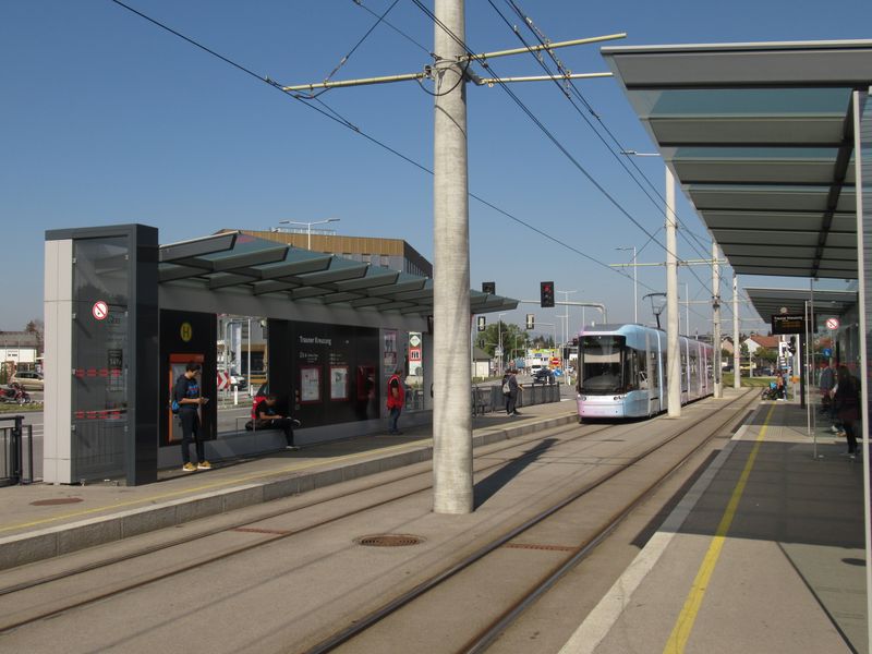 Linka 4 pøijíždí do zastávky Trauner Kreuzung, kde linecké tramvaje opouští své domovské mìsto a zaèíná vnìjší tarifní zóna. Za touto zastávkou je smyèka pro linku 3.