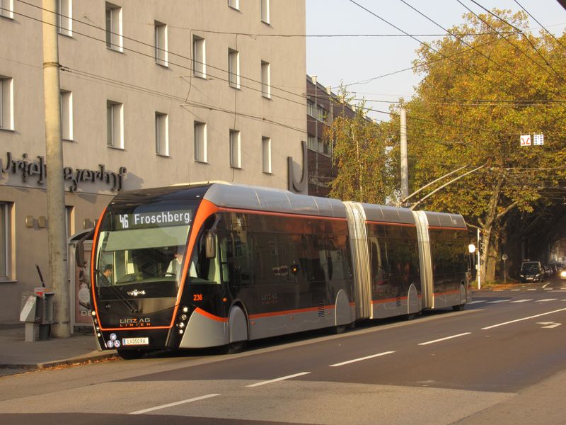 První tøíèlánkové trolejbusy Van Hool byly do Lince dodány v roce 2017, poslední o dva roky pozdìji. K této dvacítce vozù je v plánu pøikoupit dalších 16 pro novì plánované linky 47 a 48.