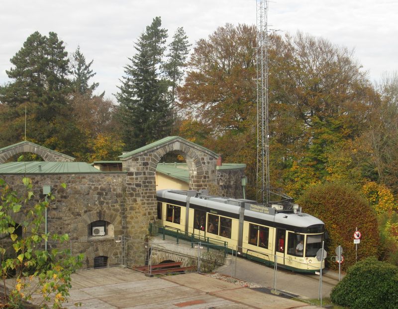 Horská tramvaj vyjíždí ze své horní koneèné na hoøe Pöstlingberg u místního hradu, vyhlídky a východištì turistických tras. Pro linku è. 50 jsou k dispozici 4 tramvaje Bombardier.