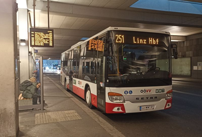 Z Hlavního nádraží vyjíždí také øada regionálních autobusù do okolních mìst a obcí. Všechny autobusy mají jednotný nátìr Hornorakouské integrované dopravy OÖVV a provozovány jsou rùznými dopravci.
