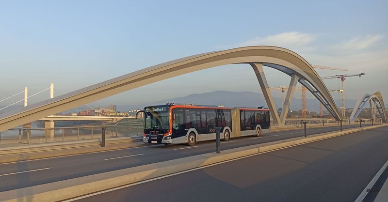 Zatím po novém Železnièním mostì jezdí páteøní autobusové linky 12 a 25, které by v budoucnu mìly nahradit trolejbusy. Zde s jedním z nejnovìjších kloubových MANù. Nové hybridní autobusy obnovily více než polovinu autobusové flotily pro MHD.