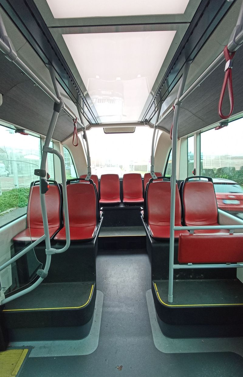 Nové trolejbusy mají nejen nezvyklý zevnìjšek, ale také interiér kombinující co nejvíce prosklených ploch a prosvìtlený strop. Tyto tøíèlánkové soupravy jsou dlouhé 24 metrù, nahrazením klasických kloubových trolejbusù tak došlo k podstatnému zvýšení komfortu.