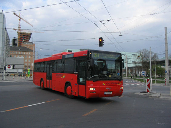 Èervený Postbus ještì v pùvodních barvách ÖBB na regionální lince u hlavního nádraží.