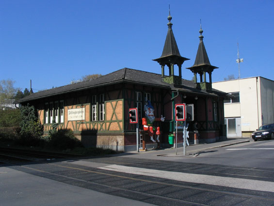 Dolní stanice se nachází pøímo u obratištì tramvajové linky 3. Nedaleko je také vlakové nádraží Mühlkreis.