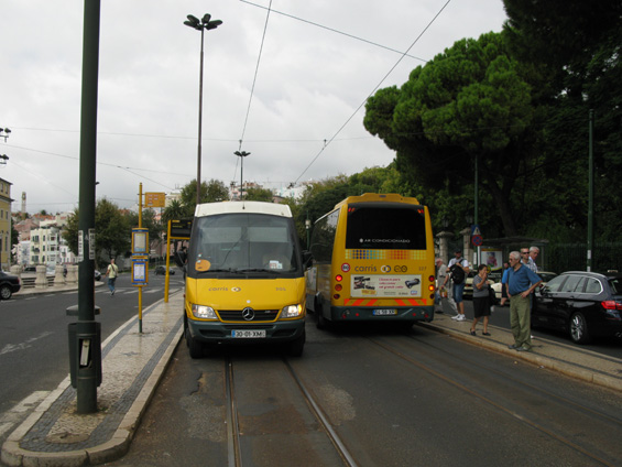 Další minibusy v tramvajové zastávce Estrela. Autobusy potkáte v centru èasto a èasto jezdí ulicemi, kde jsou ještì náznaky zrušených tramvajových tratí. Linky èíselné øady 700 vznikly pøi velké reorganizaci linkového vedení v roce 2006 z pùvodních dvouciferných èísel.