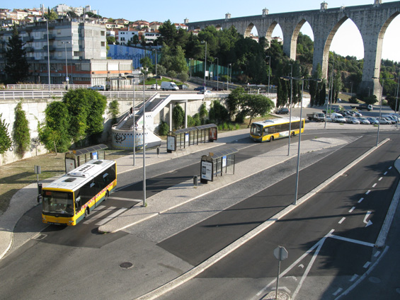 Autobusy Carris pod monumentálním akvaduktem poblíž ètvrti Campolide a stejnojmenného nádraží.