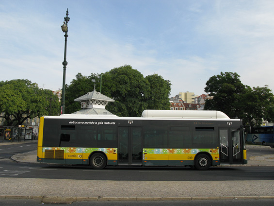 Nové autobusy MAN jezdí na zemní plyn. Standardní autobusy jsou dvoudveøové, kloubové tøídveøové. Do všech autobusù se totiž nastupuje pouze pøedními dveømi.