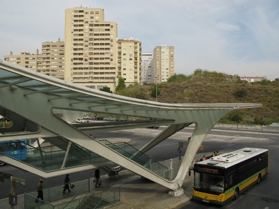 Autobusové nádraží Oriente pøiléhající ke stejnojmennému vlakovému nádraží má v ose dvì chodby, jednu podzemní a jednu nadzemní a z nich se paprskovitì rozbíhají pøíchody k jednotlivým povrchovým nástupištím. Ukonèeny jsou zde jak mìstské tak pøímìstské linky.