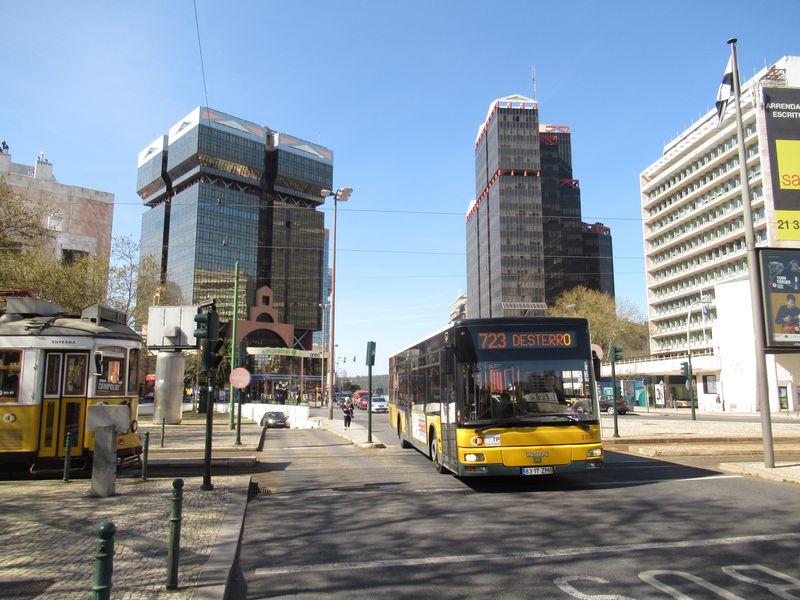 Obnovená linka 24E s dvounápravovými tramvajemi projíždí také kolem moderních budov ve ètvrti Campolide na kopci severozápadnì od centra.