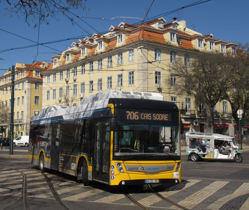 Mìstský dopravce Carris testuje také dvanáctimetrové elektrobusy, a to na lince 706 míøící do dopravního uzlu Cais do Sodré. Tento vùz vyrobil portugalský výrobce CaetanoBus. Aktuálnì poptává 30 dalších elektrobusù této velikosti.