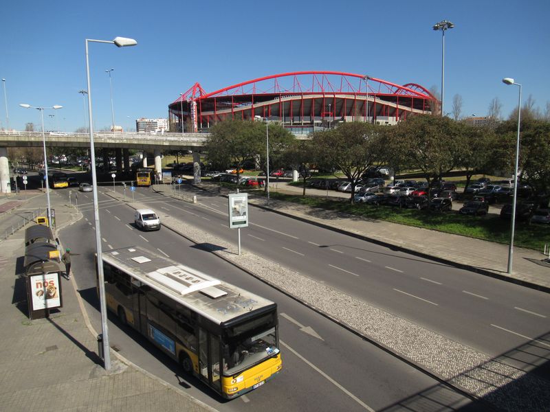 Starší MAN v zastávce poblíž svìtoznámého fotbalového stadionu Benfica u stanice modrého metra Collégio Militar v severozápadní okrajové, ale hustì osídlené èásti Lisabonu.