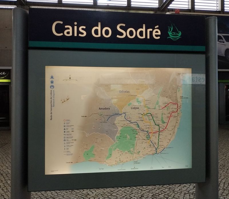 Aktuální sí� lisabonského metra. Nejdelší je modrá linka, která vede až do severozápadních pøedmìstí mimo vlastní Lisabon a novì od roku 2016 navazuje koneènou stanicí Reboleira na pøímìstskou vlakovou linku do Sintry.