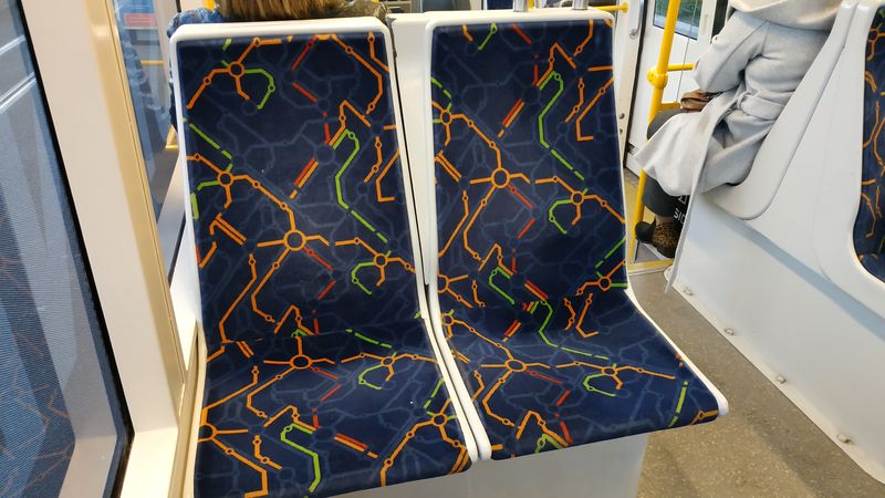 Dopravní motiv sedadel v pøeèalounìných tramvajích Siemens, na nichž je 25 let intenzivního provozu znát. I pøes svoje pokroèilé stáøí jsou klimatizované, ale bohužel všechny z boku oblepené rùznými reklamami.