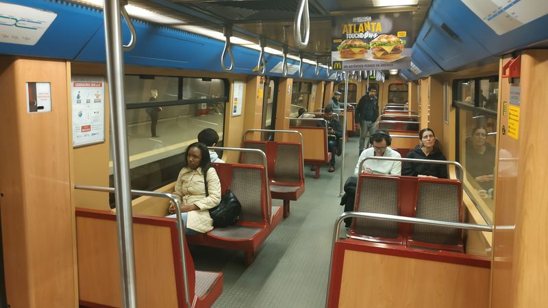 Interiér nejstarších souprav metra z roku 1993. Novìjší vlaky už mají modrý interiér a jsou prùchozí. Celkem je pro 4 linky metra k dispozici 113 tøívozových souprav.