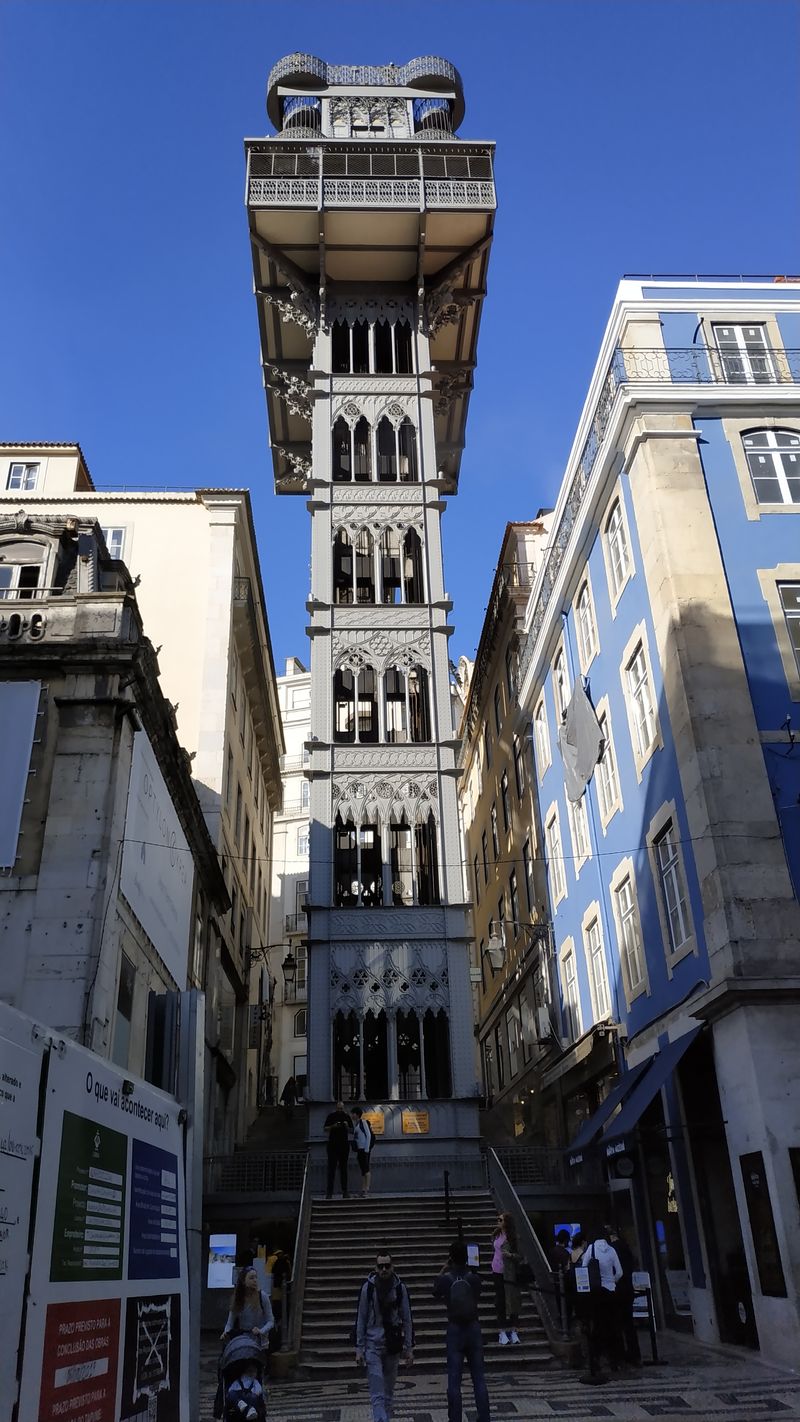 Pro pohodlné spojení údolní ètvrti Baixa a kopcovité ètvrti Chiado slouží tento historický výtah který se stal jednou z ikon Lisabonu. Do ètvrti Chiado na kopci vede také pøímý výstup ze stanice metra Baixa-Chiado díky soustavì eskalátorù.