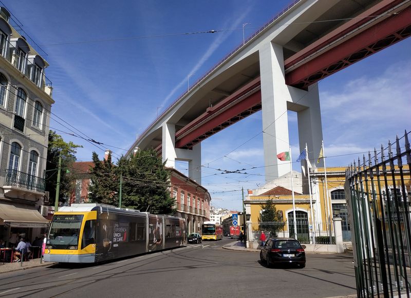 Tramvajová linka 15 projíždí také kolem tramvajové vozovny integrované s autobusovou garáží i dopravním muzeem. Vysoko nahoøe pak jezdí pøímìstské vlaky Fertagus po dlouhém železniènì-silnièním mostì pøes øeku Tejo do mìsta Almada.