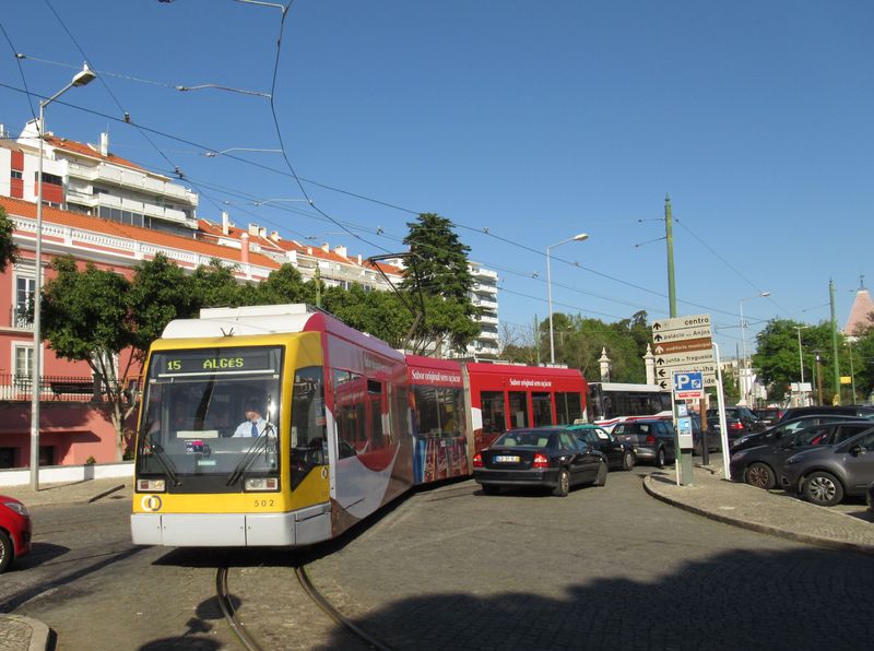 Jediná nízkopodlažní tramvajová linka 15E vede daleko z centra na západ do ètvrti Algés. Zde se otáèí v parku poblíž stejnojmenného dopravního terminálu. Všech 10 nízkopodlažních tramvají Siemens je z roku 1995.