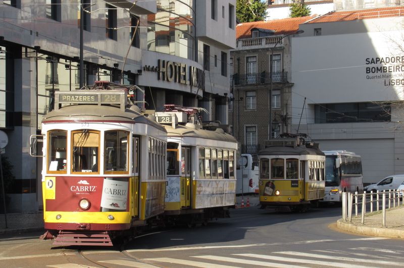 Koneèná stanice Martim Moníz v údolní ètvrti Baixa nedaleko nádraží Rossio i nedaleko stanice metra. Zde zaèíná jak páteøní linka 28, tak i krátká okružní linka 12.