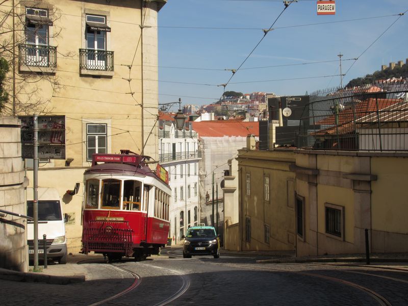 Z údolní ètvrti Baixa stoupá strmì nahoru na západ do ètvrti Chiado turistická komerèní tramvaj. Bìžná linka 28E zde jezdí také.